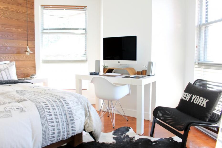 Escritorio con portátil junto a una ventana